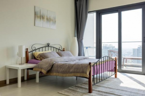 Cozy Studio with Pool, Gym & Racecourse Views